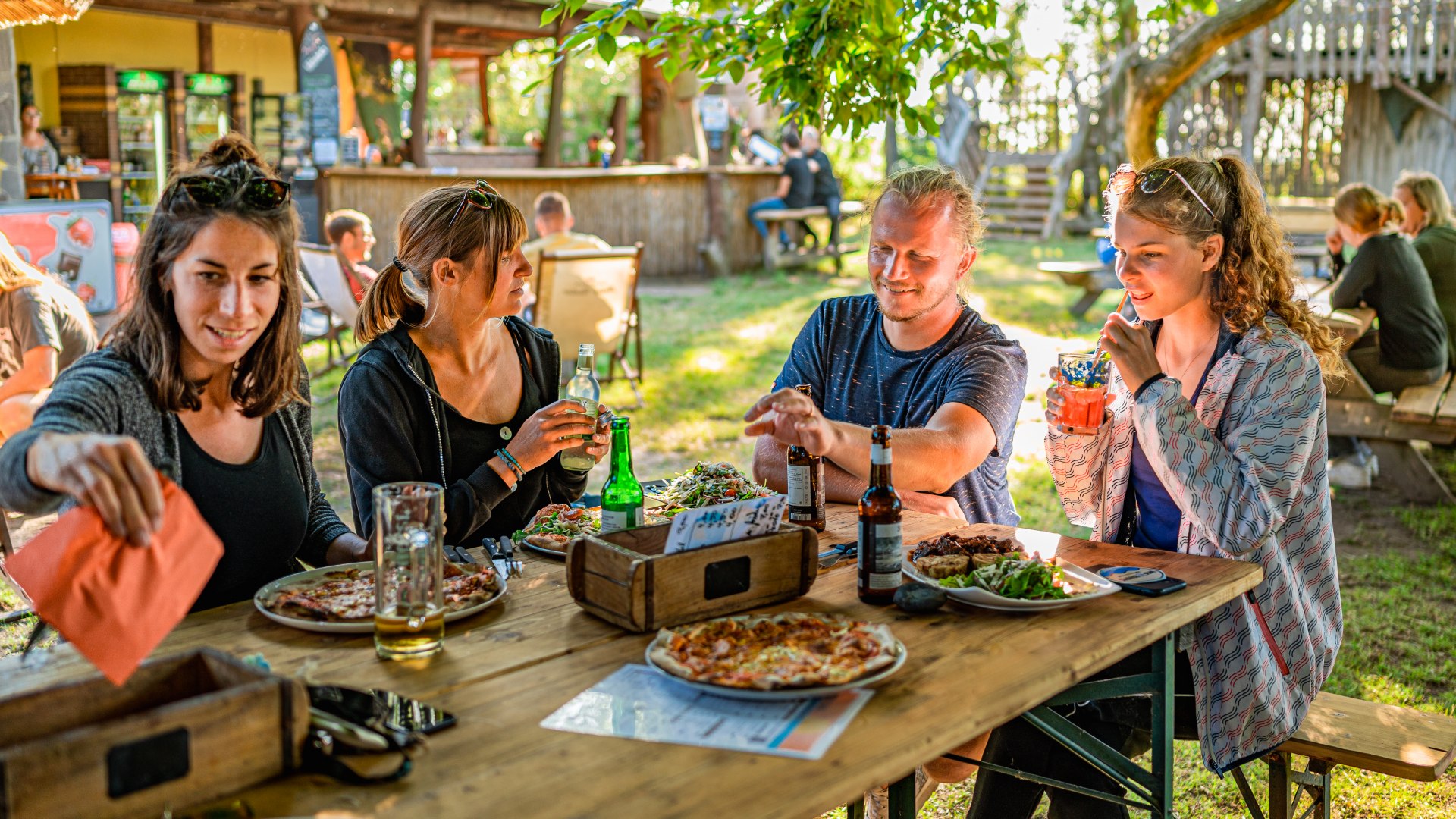 Stärkung mit Pizza, Sommerlimo, Bier und den beiden DeafVenture-Gründerinnen Pia und Marie in der „Tikibar“., © TMV/Tiemann