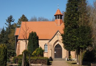 Kirche von der Südseite mit Eingangsportal, © Frank Burger