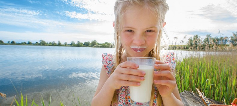 Mädchen trinkt ein frisch gezapftes Glas Milch, © TMV/outdoor-visions.com