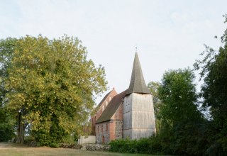 Die mittelalterliche Dorfkirche von Kuppentin  im Spätsommer., © Tourismusverband Mecklenburg-Schwerin