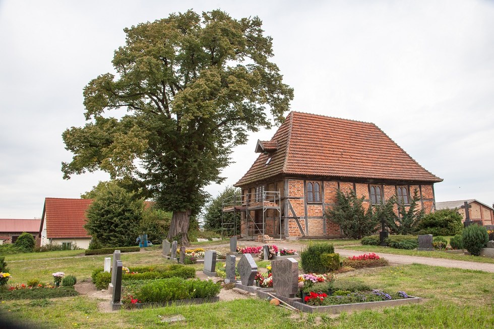 die Kapelle Zepelin mit Linde und Friedhof, © Frank Burger