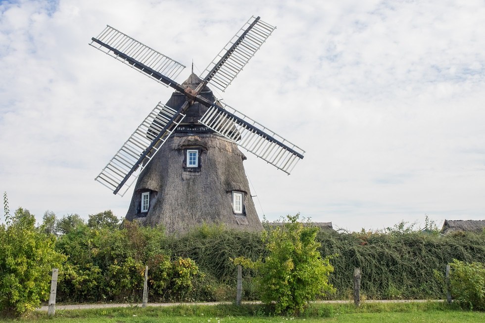 Die Mühle in Dorf Mecklenburg hat einen Backsteinunterbau., © Frank Burger