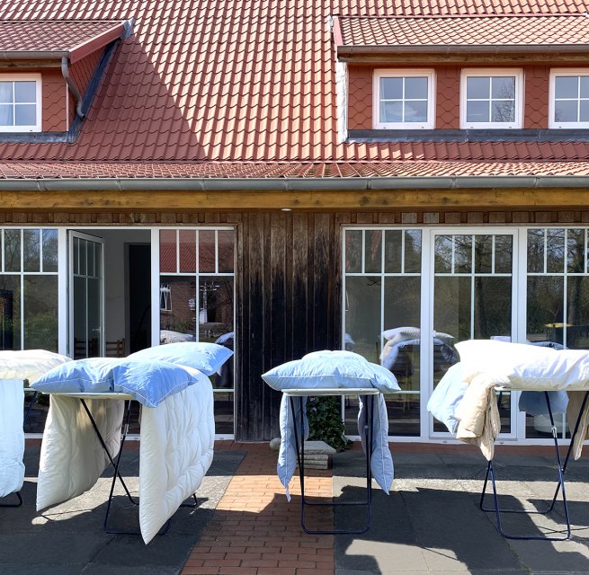 Der Blick von der Steilküste auf den Naturstrand und die Ostsee – in 15 Minuten per Fahrrad oder in 30 Minuten zu Fuß von der Ferienkooperative aus zu erreichen, © Silke Juchter