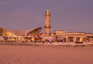 Warnemünder Wahrzeichen - Leuchtturm und Teepott, © Carsten Pescht