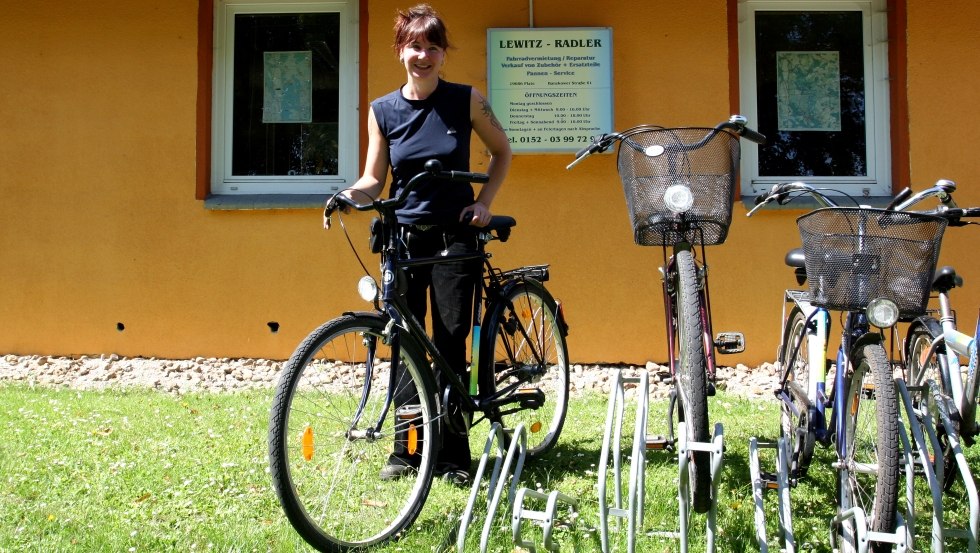 Inhaberin Sandra Böhm begrüßt alle Radliebhaber bei LEWITZ-RADLER in Plate, © LEWITZ-RADLER / Ottmann