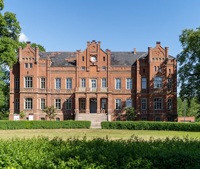 Bei der Einfahrt über Kopfsteinpflaster erblicken Sie das Schloss Alt Sammit in seiner Pracht, © Schloss Alt Sammit/ K.H.Kleinpeter