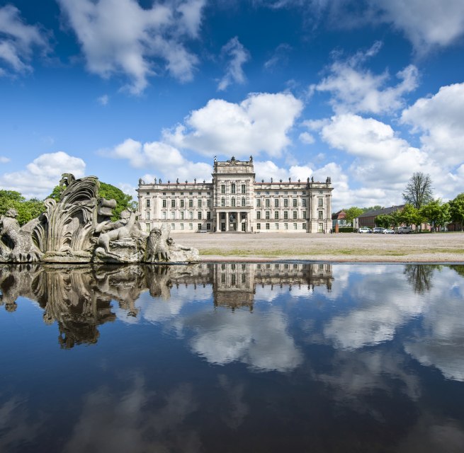 Schloss Ludwigslust mit Spiegelung im Karauschenteich, © SSGK MV / Jörn Lehmann