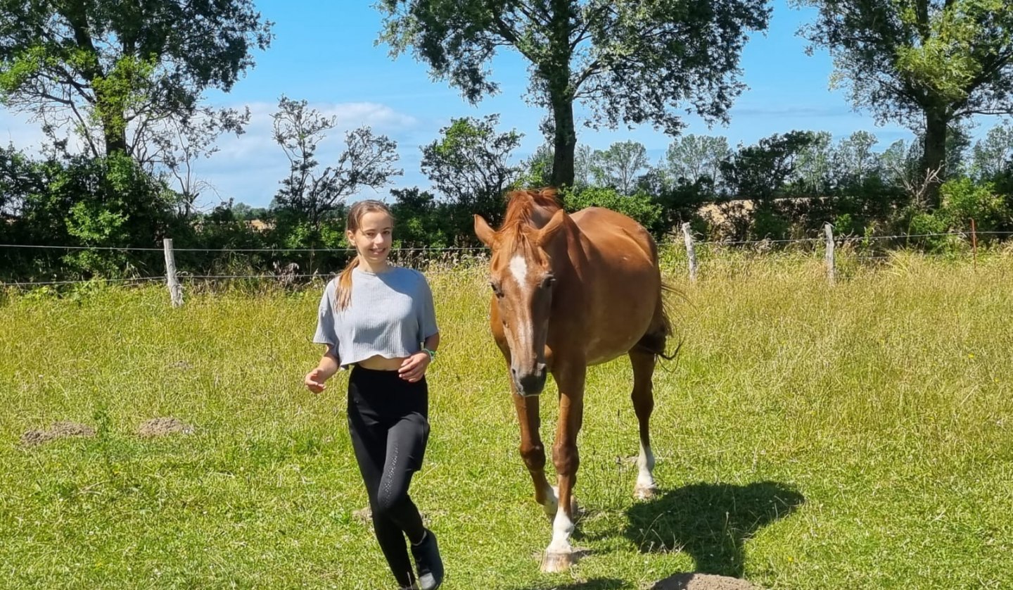 Mit Pferd im freien Spiel, © Ines Treuger