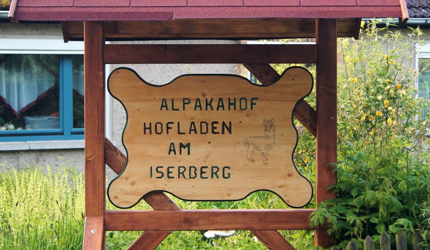 Unser Hof-Schild- gebaut von einer Einrichtung für psychisch Kranke und behinderte Menschen., © Marco Holter