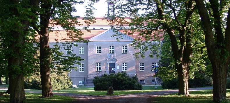 Kastanienallee zum Barockschloss Griebenow mit Portal und Ehrenhof, © Barockschloß zu Griebenow e.V.