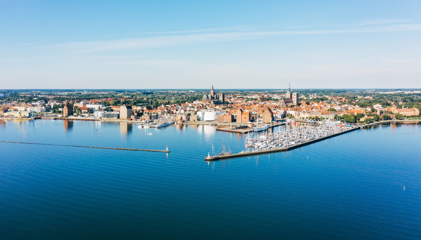 Am stimmungsvollsten nähert man sich per Fähre von Rügen., © TMV/Gänsicke