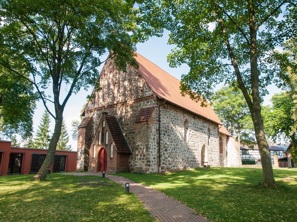 Kirche Vilz seitlich von vorne mit modernem Anbau, © Frank Burger