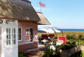 Restaurantterrasse mit wundervollem Blick auf das Meer., © Foto-Hübner, Wustrow (umfassende Nutzungsrechte beim Ahrenshooper Hof vorhanden)