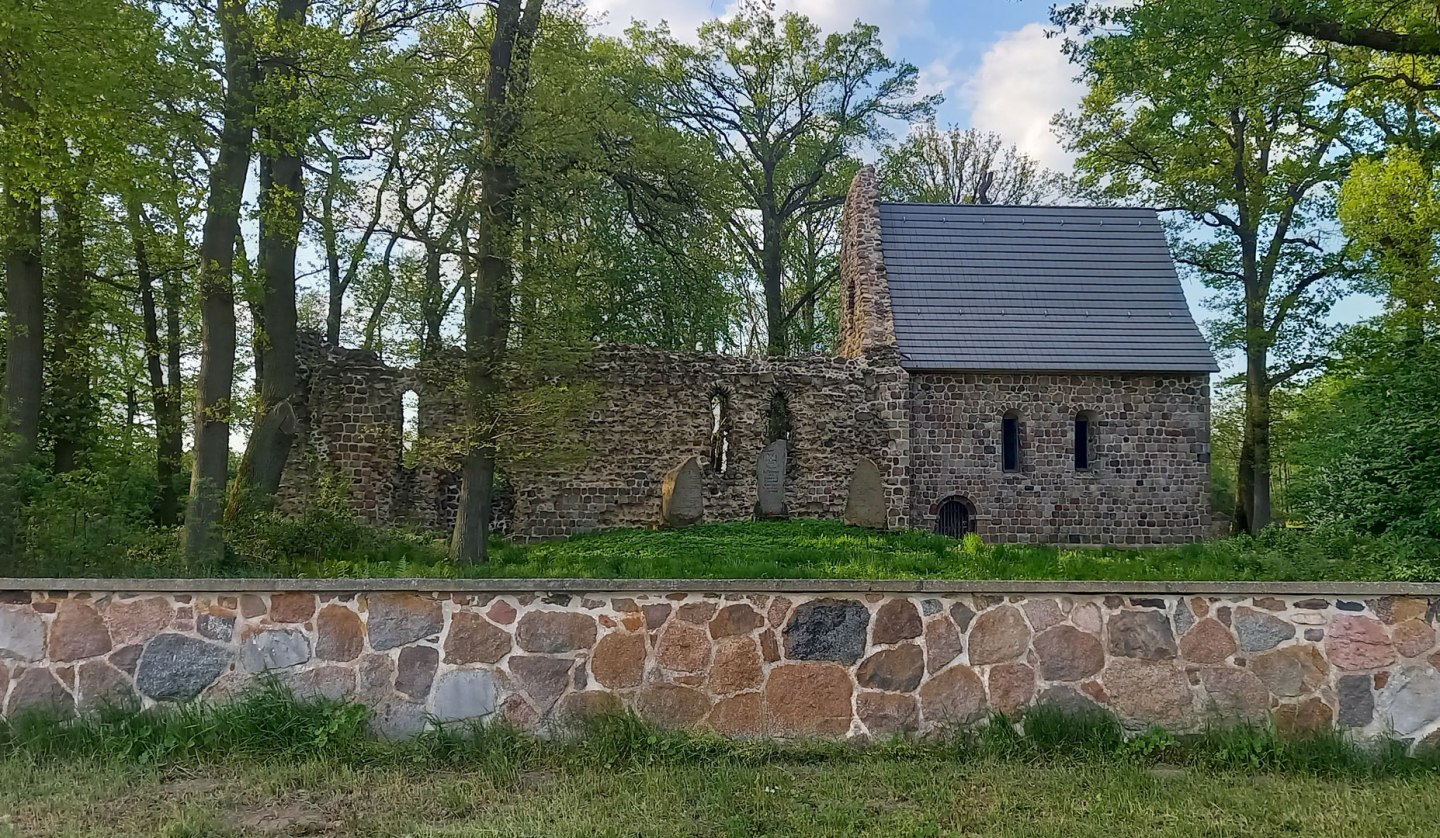 Kirchenruine Dambeck mit Kirchhofmauer, © N. Scherfig