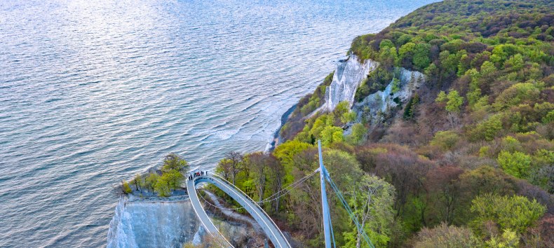 Der Skywalk im Nationalpark Zentrum Königsstuhl mit Blick über die Kreidefelsen und die Ostsee auf der Insel Rügen.