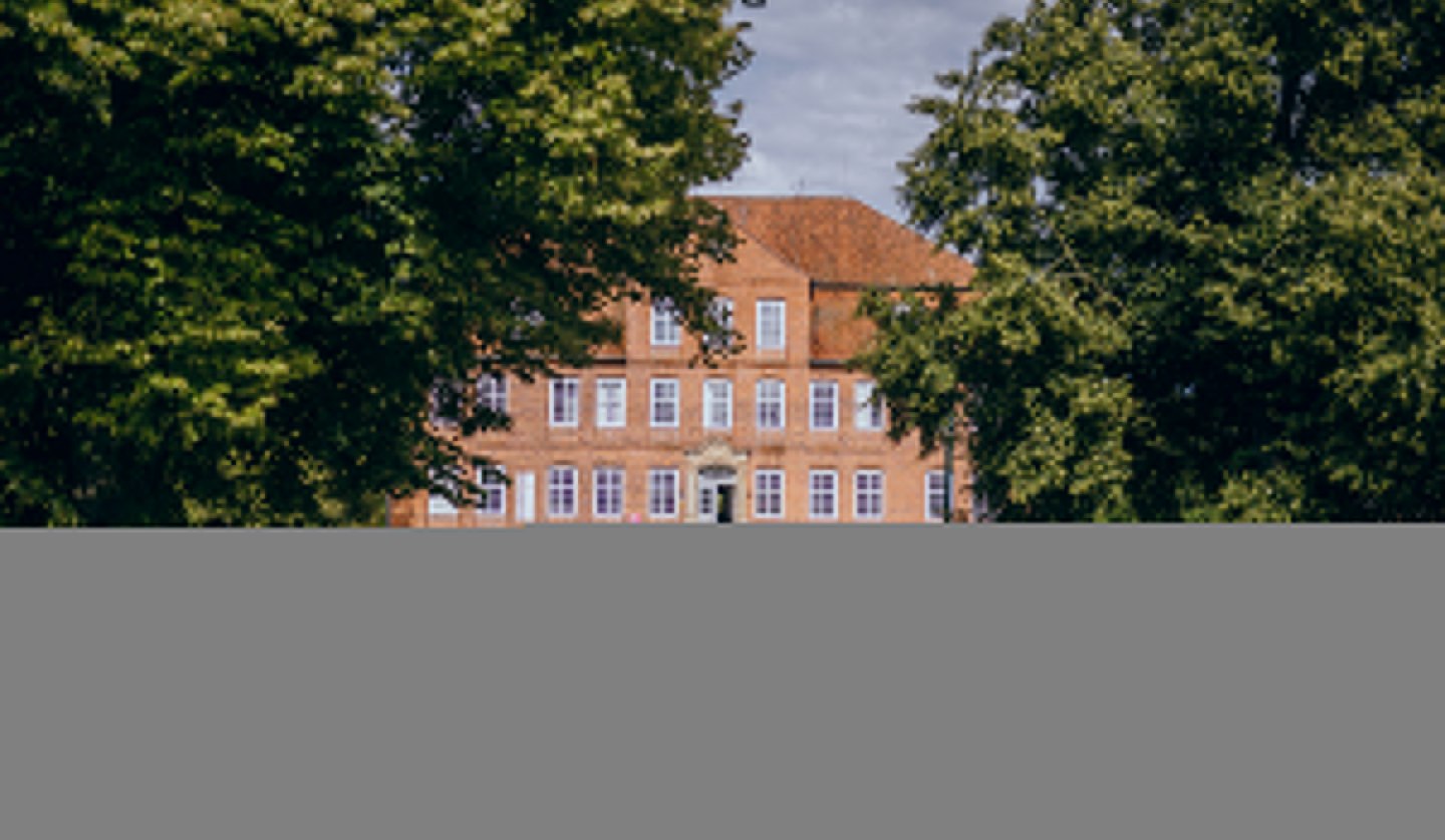 Außenansicht Künstlerhaus Schloss Plüschow, © Schloss Plüschow