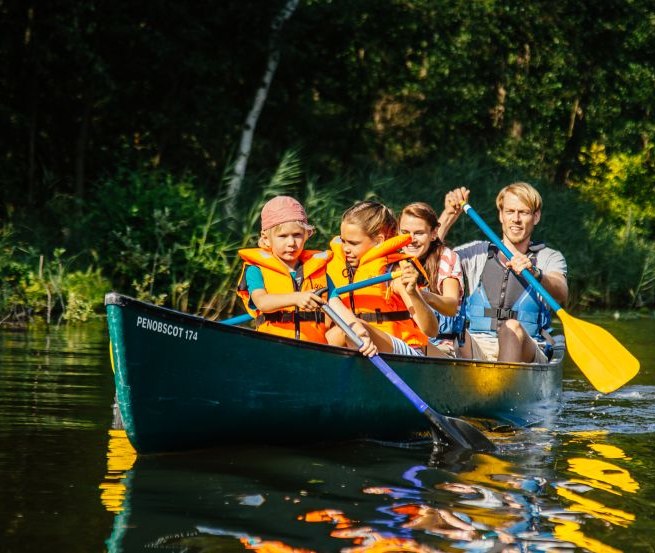 An die Paddel, fertig Spaß - in der Mecklenburgischen Seenplatte wird das Kanufahren zum Abenteuer, © TMV/Roth