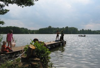 Angelnde Kinder am Steg des Hexenwäldchens am Jamelsee, © Hexenwäldchen