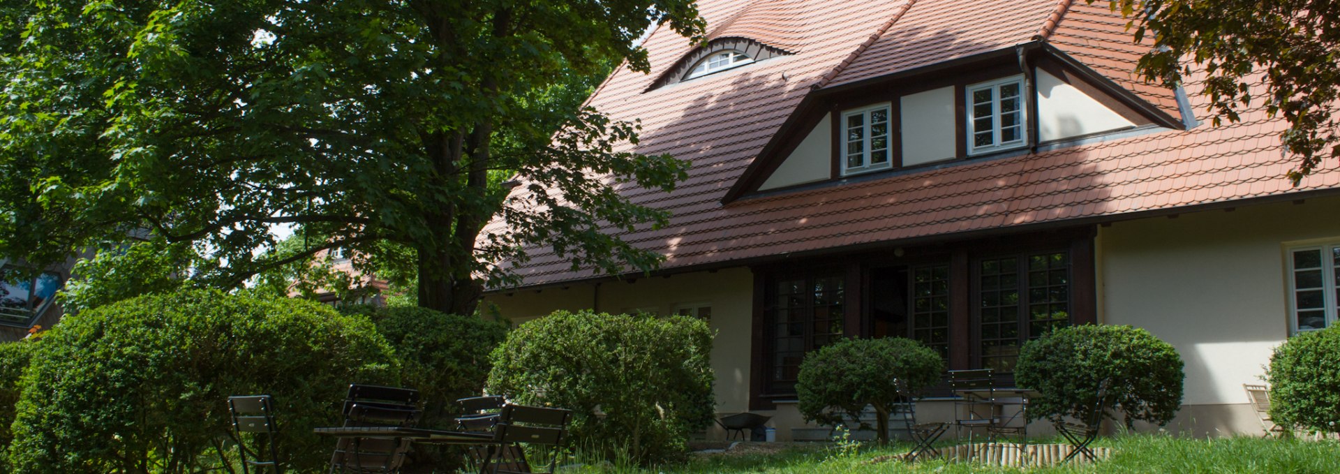 Gemütliche Sitzplätze überall im Garten des Wildkräuterhofes Winkelkraut, © Wildkräuterhof Winkelkraut / Antje Conrad