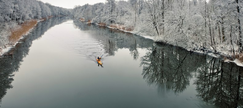 Kaltes Glück: Ob mit dem Ruderboot oder Kanu - im winterlichen Mecklenburg-Vorpommern sind Wasserwanderer auf über 2.000 Seen und Flüssen mit sich und der Natur allein. 