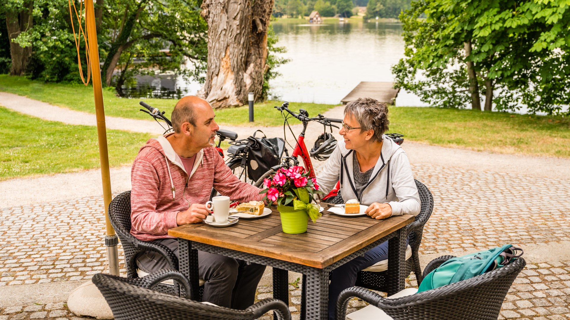 Bei Kaffee und Kuchen vor Schloss Mirow. War es nicht ein herrlicher Tag?, © TMV/Tiemann