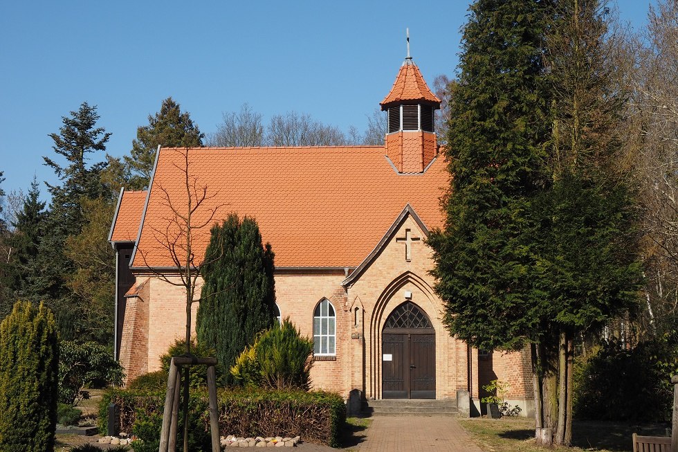 Kirche von der Südseite mit Eingangsportal, © Frank Burger