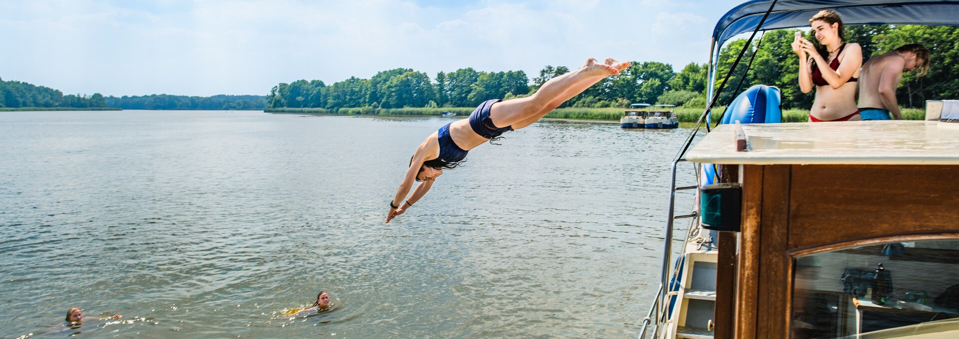 Sauberes Wasser, weite Seen und eine warme Dusche an Bord sind ideal für einen Badeurlaub, © TMV/Tiemann