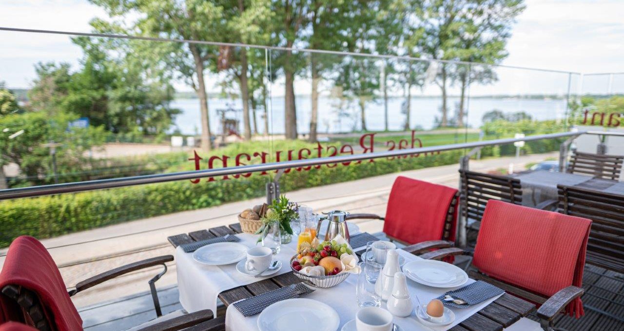 Frühstück auf der Terrasse mit Blick aufs Wasser - ein fantastischer Müritzblick, © Hotel Kleines Meer