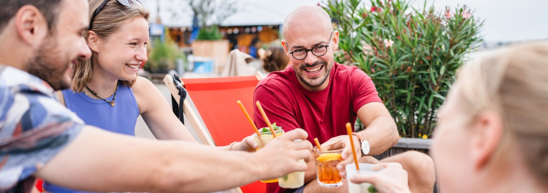 Prost! Das Rost Dommel ist der ideale Ort, um den perfekten Sommertag in Rostock ausklingen zu lassen. Kühle Drinks inklusive.