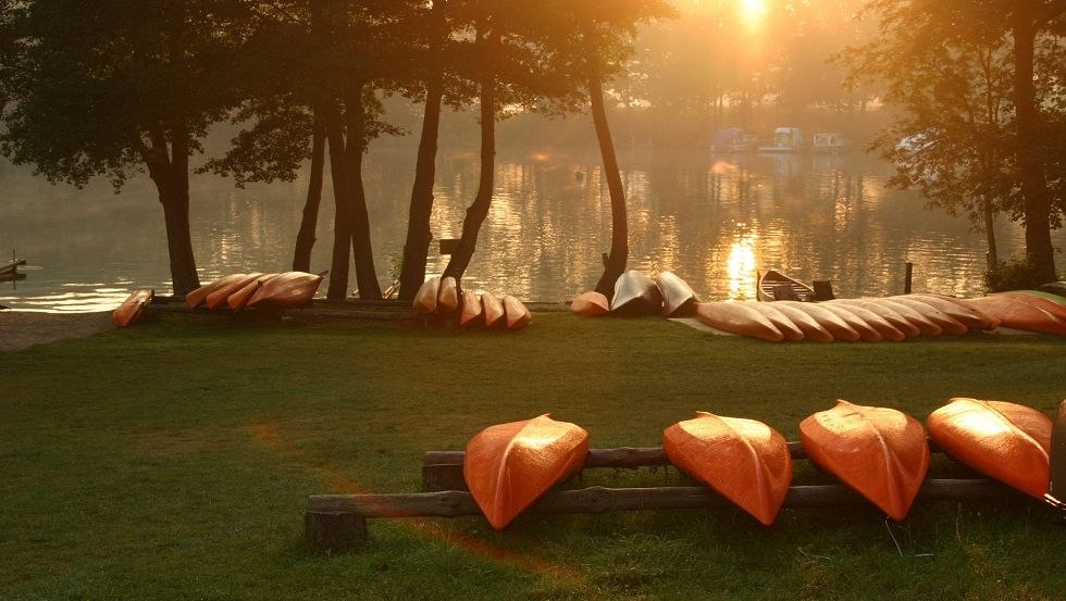 Boote in der Morgensonne - am Mirower See bricht der Tag an, © Kerstin Zegenhagen