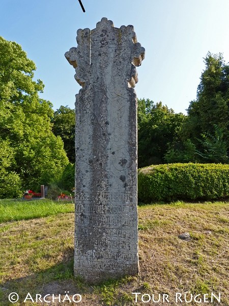 der bizarr anmutende ca. 2,50 m hohe Sühnestein von 1510, © Archäo Tour Rügen