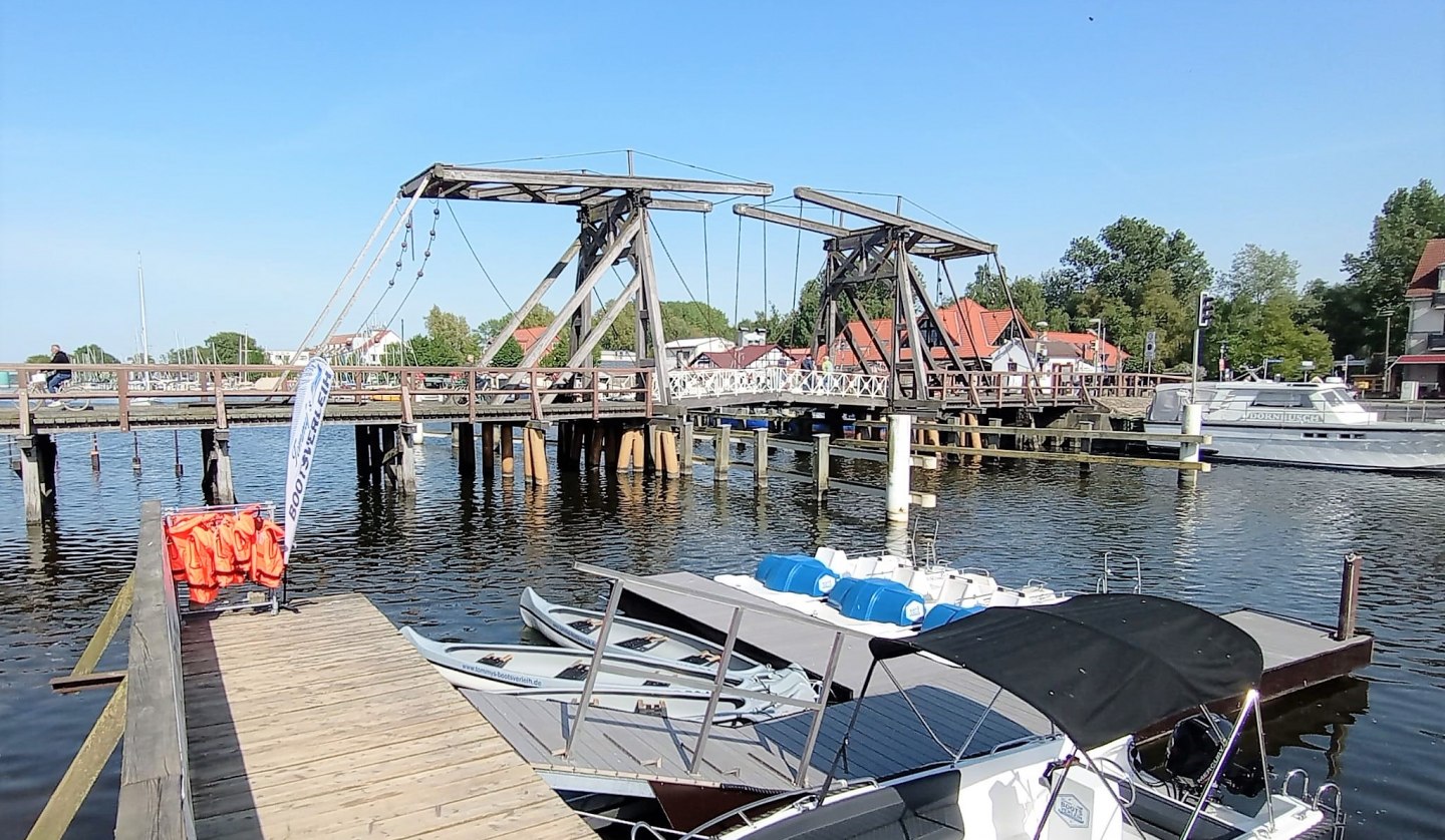 Kanu I wahlweise mit 3 oder 4 Sitzplätze I wasserdichter Stauraum für Wertsachen, © Tommy´s Bootsverleih