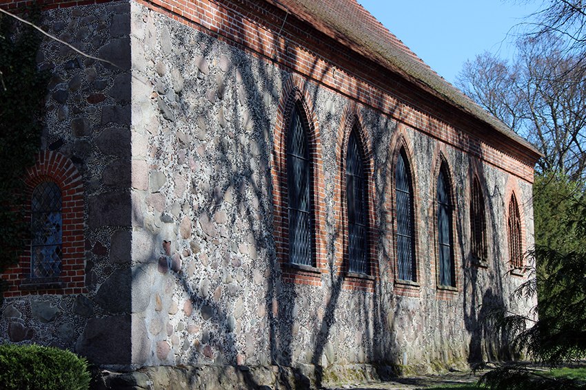 Kirchenschiff mit spitzbogigen Fenster n, © Kur- und Tourismus GmbH Goehren-Lebbin