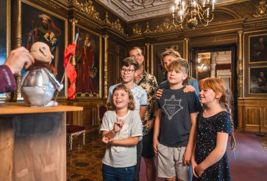 Wenn Puppenspielerin Cornelia Unrauh im Schweriner Schloss die Puppen tanzen lässt, dann lauschen und lachen Jung und Alt. So wird Geschichte spannend und zum Familienerlebnis., © TMV/Gross