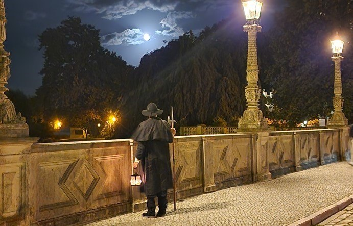 Nachtwächter auf der Brücke mit Blickrichtung zum Schloss bei Nacht., © Michael Kratt