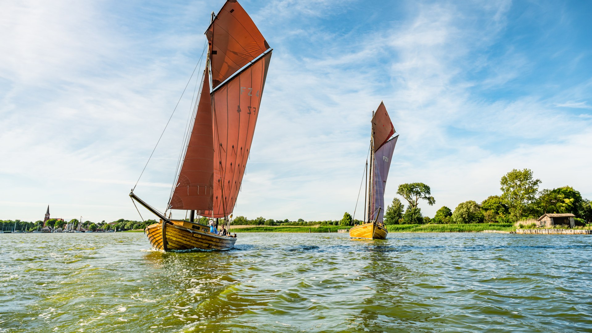 Mit geblähten braunen Segeln gleiten die Zeesboote übers Wasser., © TMV/Tiemann