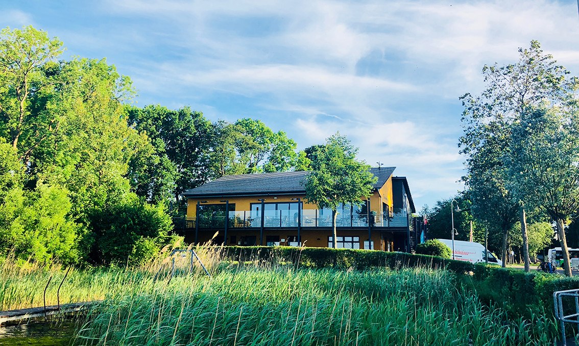 Sommerlicher Blick auf das Hafengebäude und das Restaurant Strandhaus, © Claudia Kratz