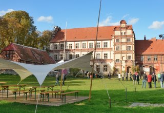 Der Innenhof des Schlosses Gadebusch bei einer Veranstaltung., © Tourismusverband Mecklenburg-Schwerin e.V.