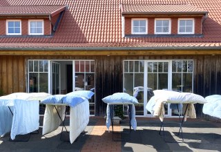 Der Blick von der Steilküste auf den Naturstrand und die Ostsee – in 15 Minuten per Fahrrad oder in 30 Minuten zu Fuß von der Ferienkooperative aus zu erreichen, © Silke Juchter