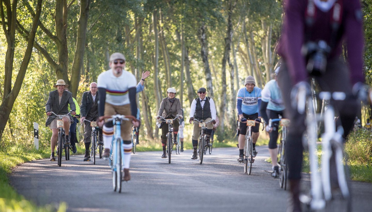 Bei der Radtour &quot;Velo Classico&quot; rund um Ludwigslust kommen Fans von eleganter Kleidung und Radfahren voll auf ihre Kosten. Und ganz nebenbei lernt man auch noch die reizvolle Region um Ludwiglust kennen. , © TMV/Krauss