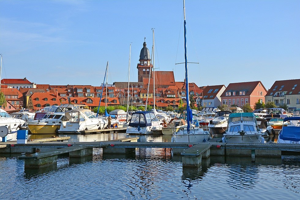 Der Stadthafen von Waren (Müritz) - zentral gelegen und eine beliebte Bummelmeile, © Heidi Goerlt