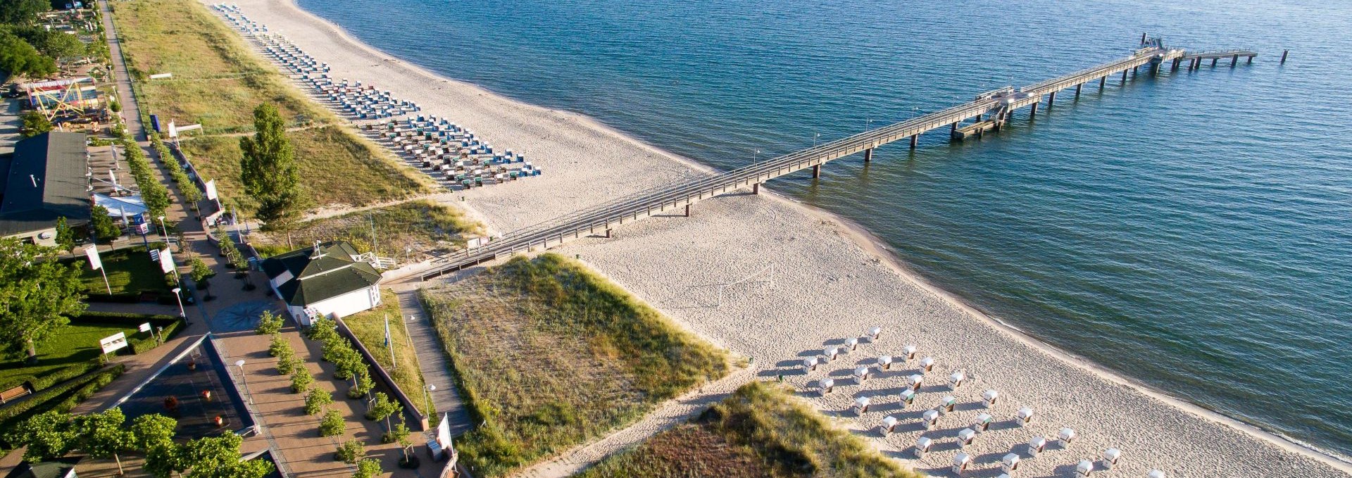 Der Nordstrand Ostseebad Göhren mit der Seebrücke aus der Luftperspektive. Ein neuer Tag wartet mit tollen Erlebnissen., © KV Göhren / Ferdinand Kokenge