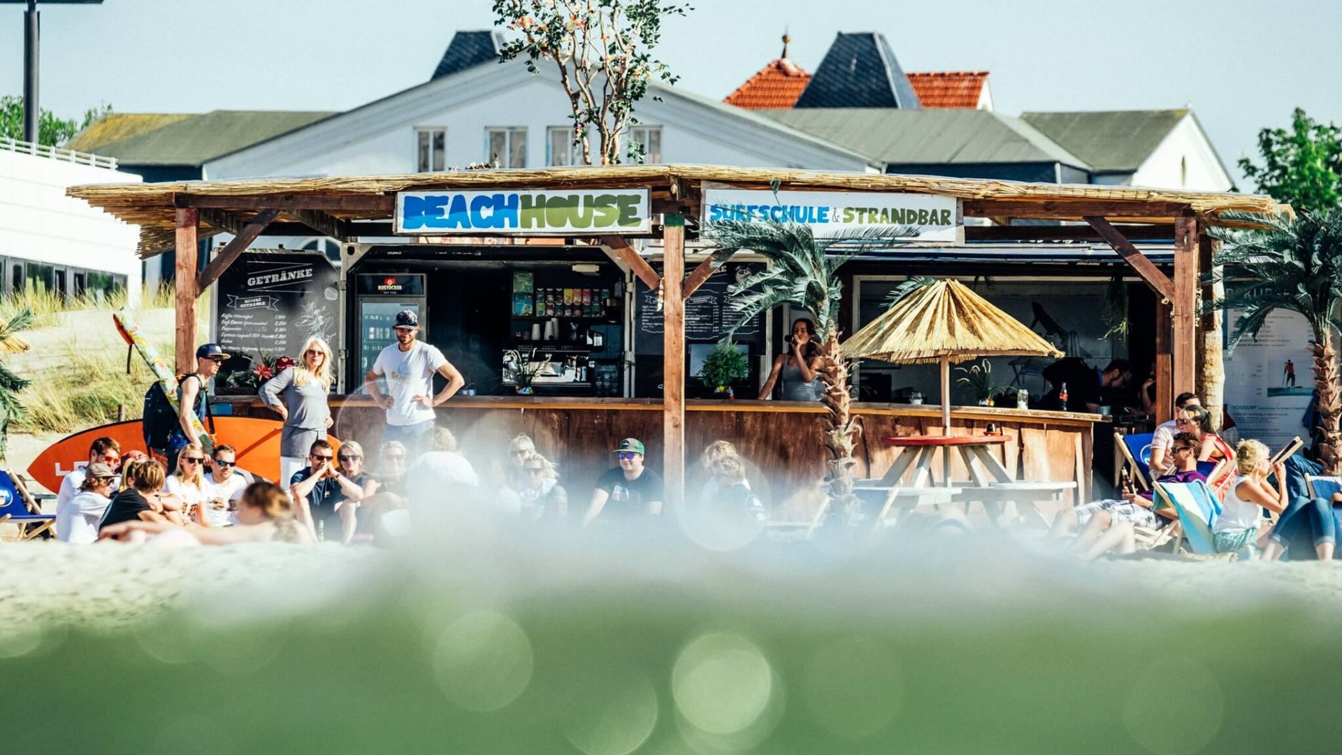 Die Strandbar Supreme Beachhouse direkt am Strand von Warnemünde, © TMV/Supremesurf