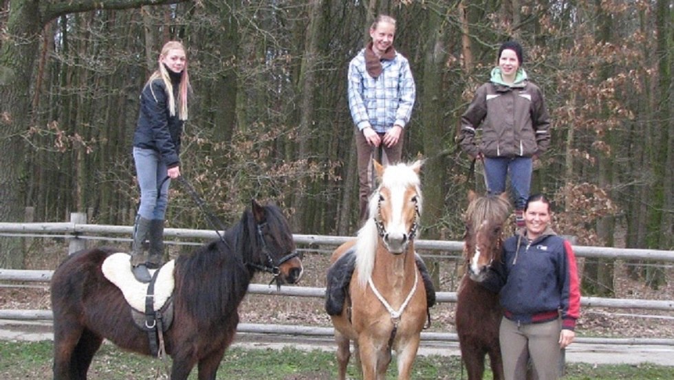 Die Kunst des Trickreitens während der Reiterferien auf der Comanchen Ranch erlernen, © Comanchen Ranch/ Karina Vandersee-Müller