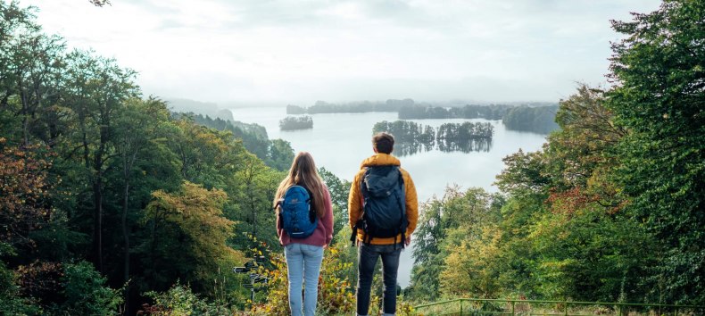 Wandern auf dem Naturparkweg am Aussichtspunkt Reiherberg