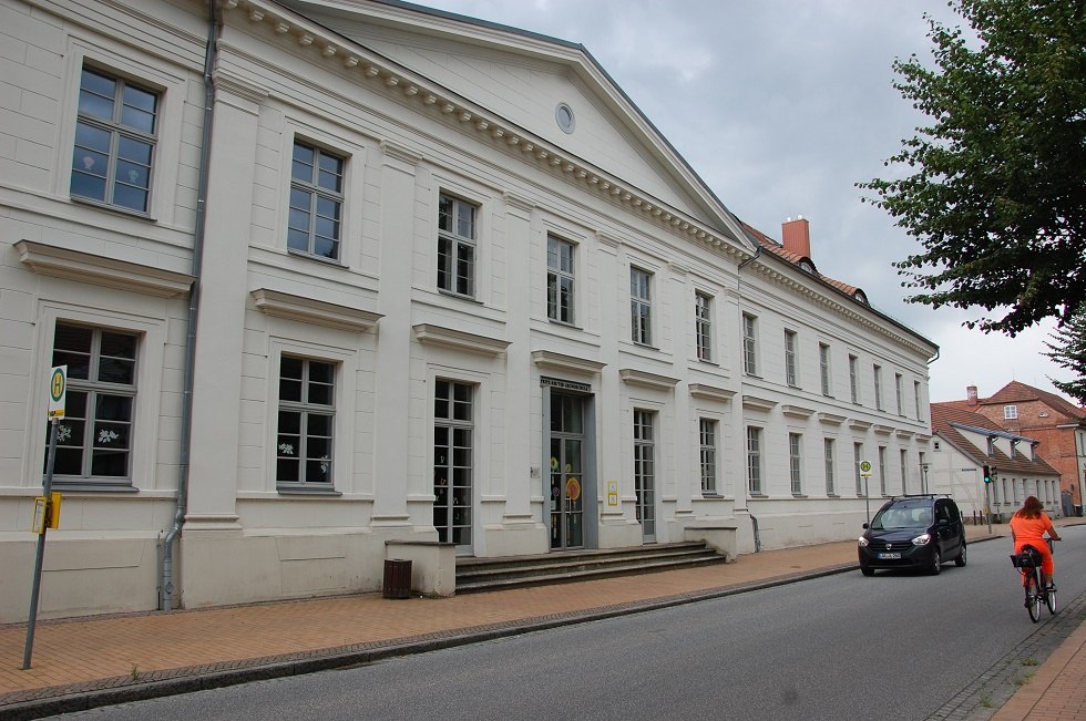 Heute beherbergt das Gebäude die Fritz-Reuter-Grundschule Ludwigslust., © Gabriele Skorupski