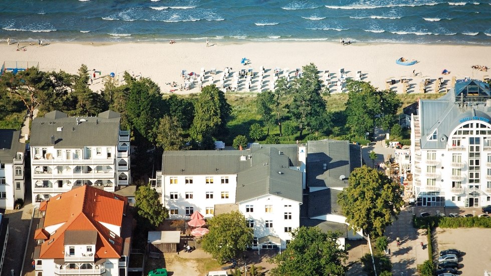 Direkt an der Strandpromenade von Binz gelegen, © Grabowski/luftbildruegen.de