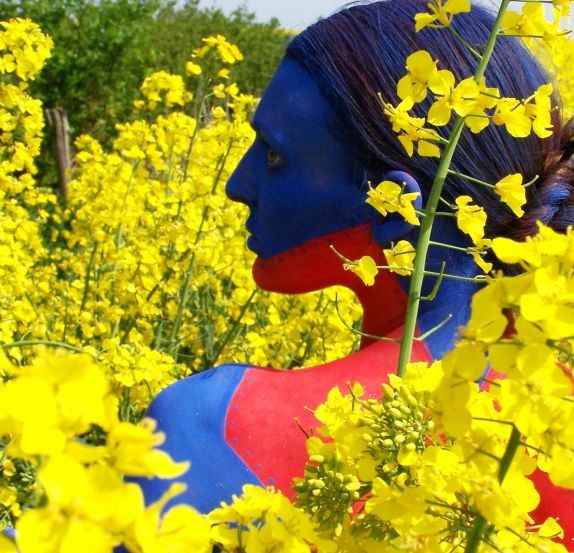 Kopie von Bodypainting , rapsBlau, im Skulpturenpark, © Joachim Jung