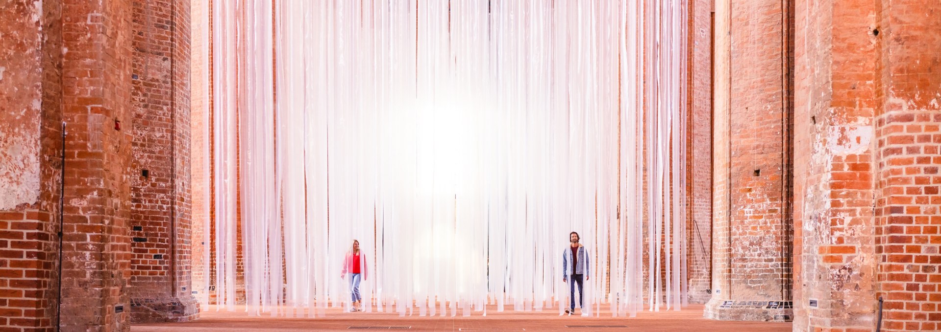  Luftige Kunstinstallation aus durchsichtigen Streifen in der historischen St.-Georgen-Kirche in Wismar.