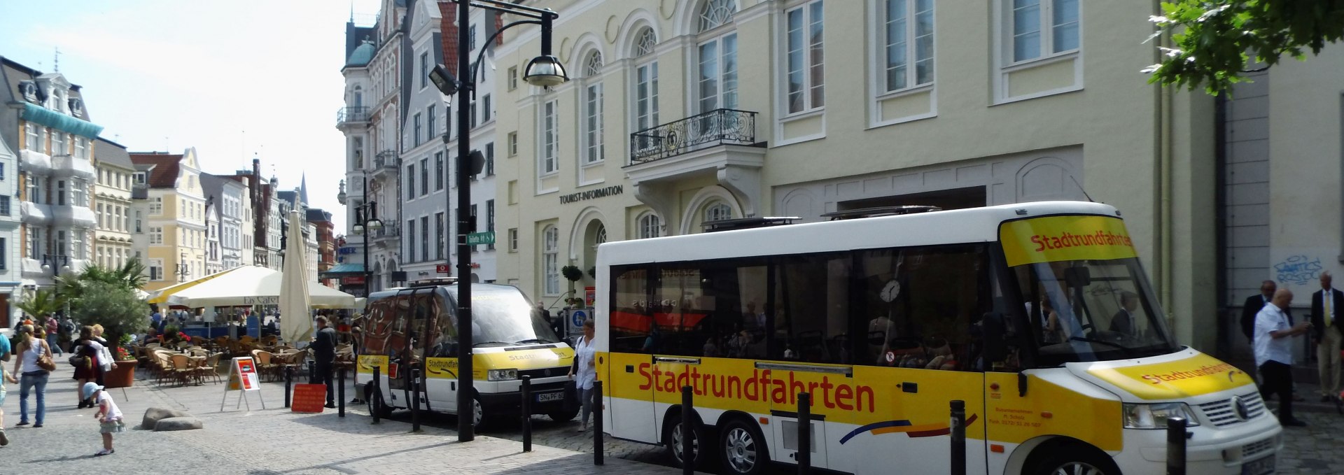 Unser 8- und 14-Sitzer Panoramabus am Universitätsplatz, © © SF